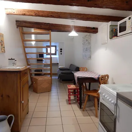 An Apartment In A 17Th Century Wine Grower S House דירה *